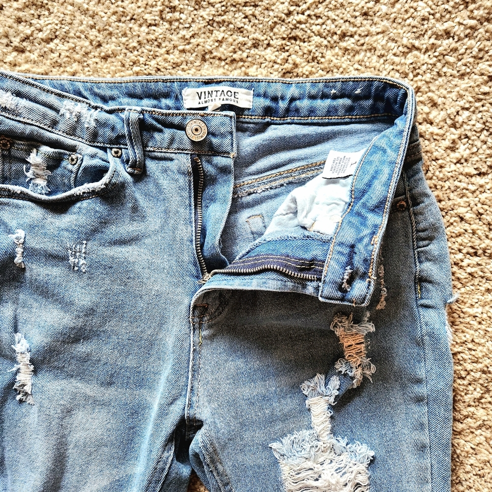 Almost Famous Vintage Distressed Mom Jeans Size 1 Light Wash - Picture 7 of 11